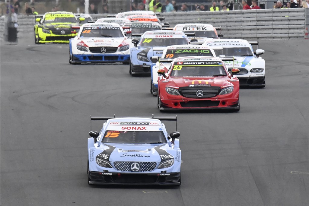 Mikkel C. Johansen (15) fik en god start på det andet heat på Ring Djursland, trak fra forfølgerne, men blev indhentet af Simon Birch Kristensen (53).
(Foto: Morten Kimer Hansen)